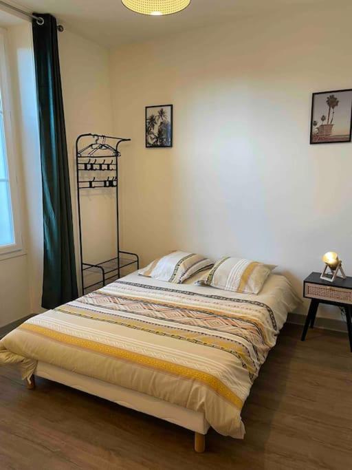 T2 4 Pers Face Gare Sncf Appart Hotel Le Cygne 2 Μπουρζ Εξωτερικό φωτογραφία